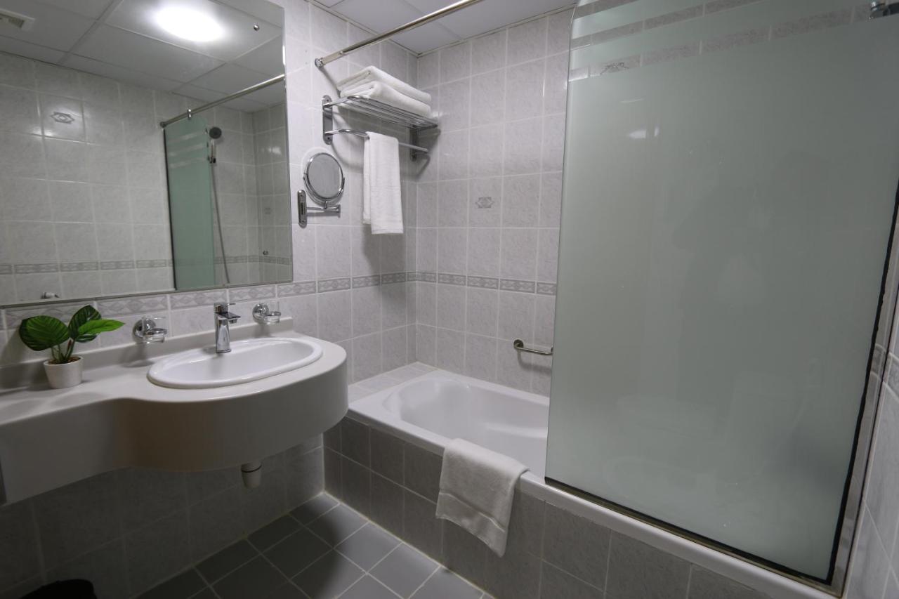 New California Hotel Dubai Bagian luar foto