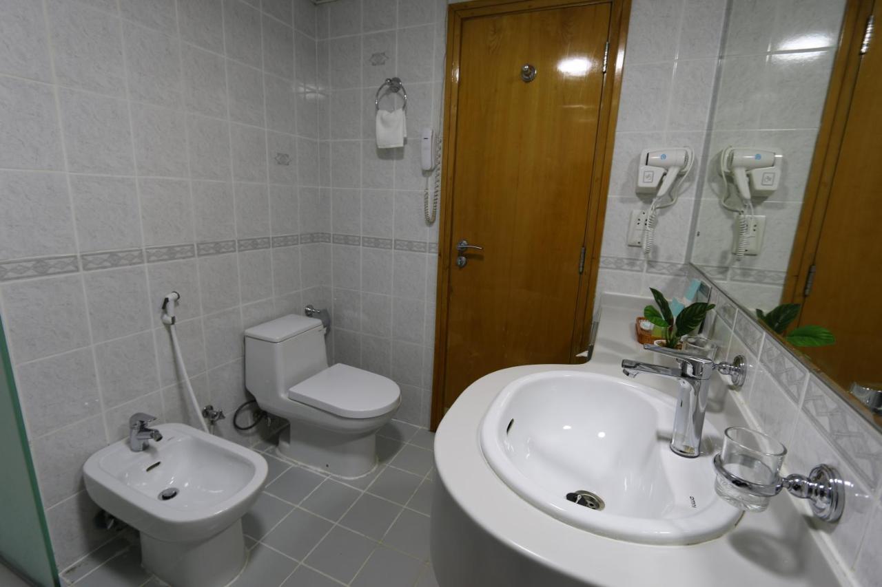 New California Hotel Dubai Bagian luar foto