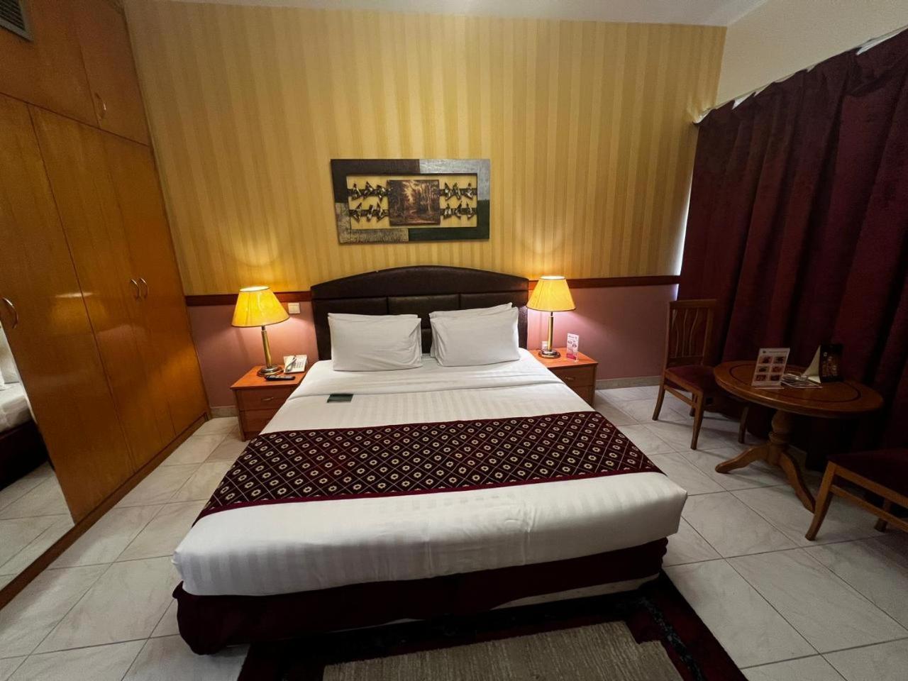 New California Hotel Dubai Bagian luar foto