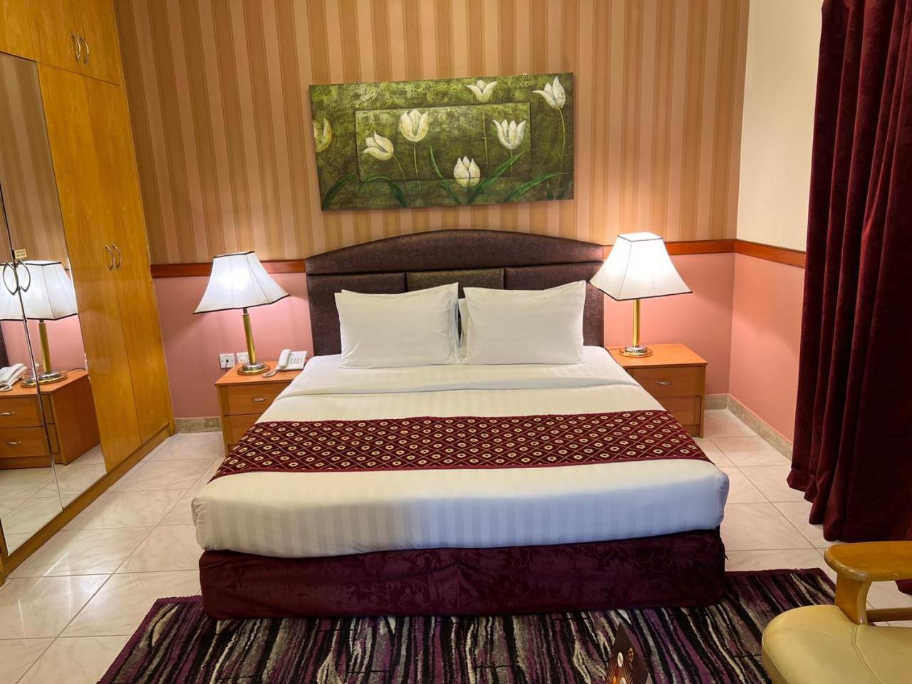 New California Hotel Dubai Bagian luar foto